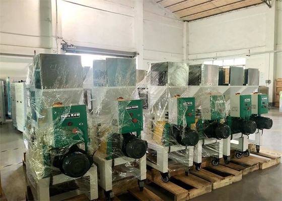 Rabos de colada y color blanco plástico de poca velocidad OG-3LS de la amoladora 2.2KW del granulador de los defectos