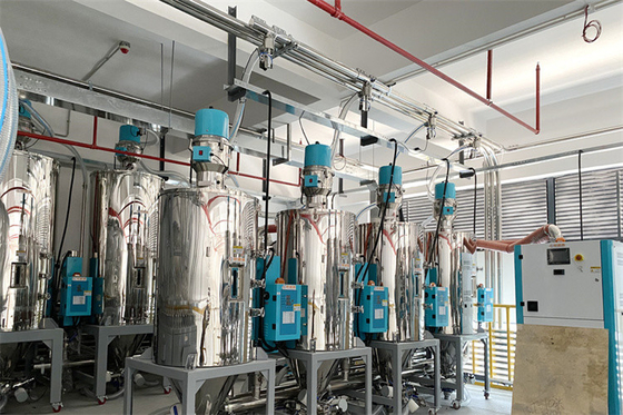 Sistema de alimentación material central vacío plástico del moldeo a presión que transporta el sistema